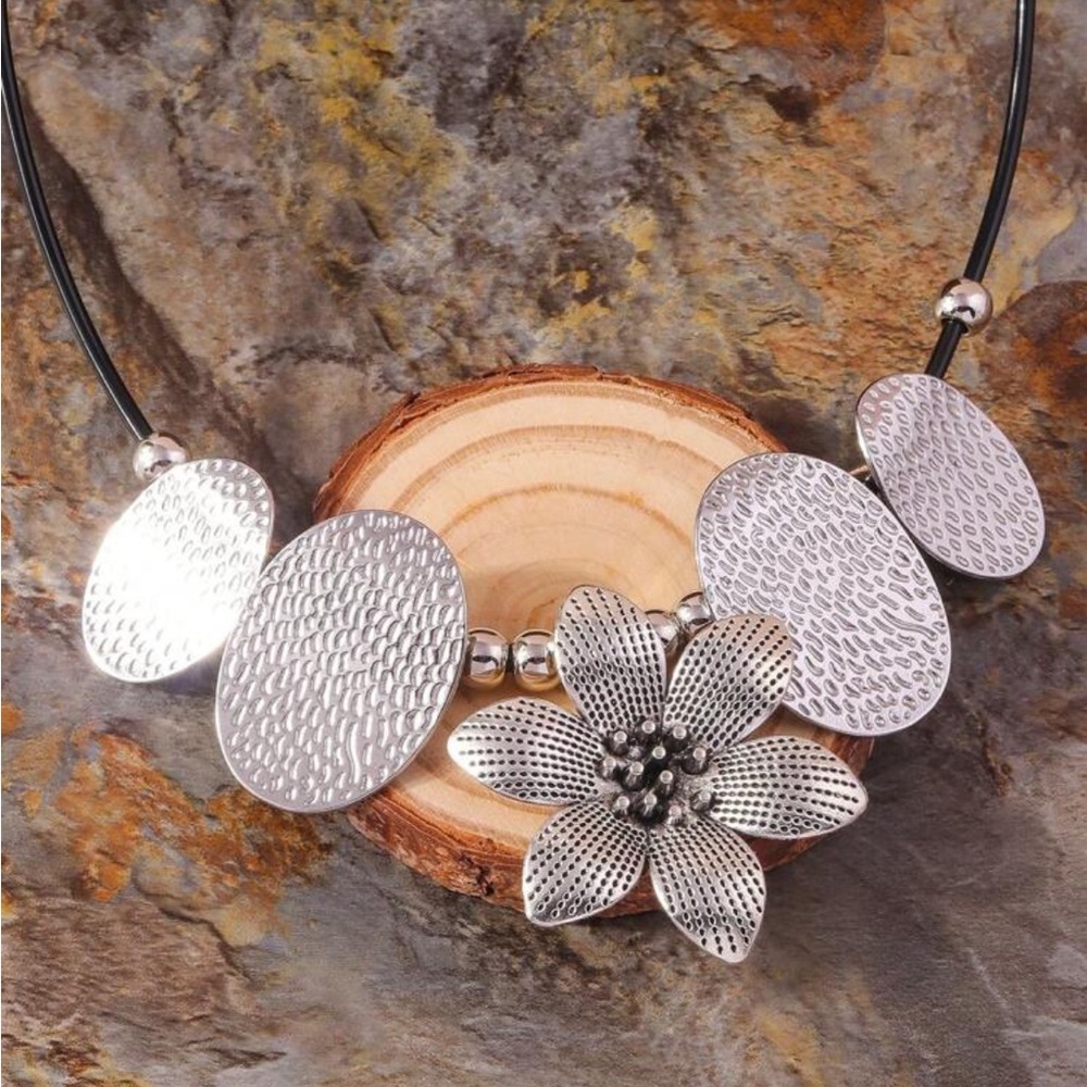 Elegant Silver Floral Necklace
